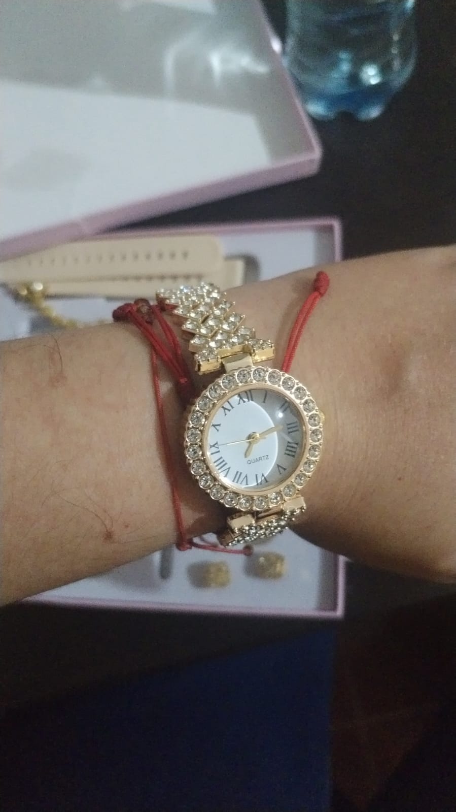 Reloj dorado recibido por Zaira Rey