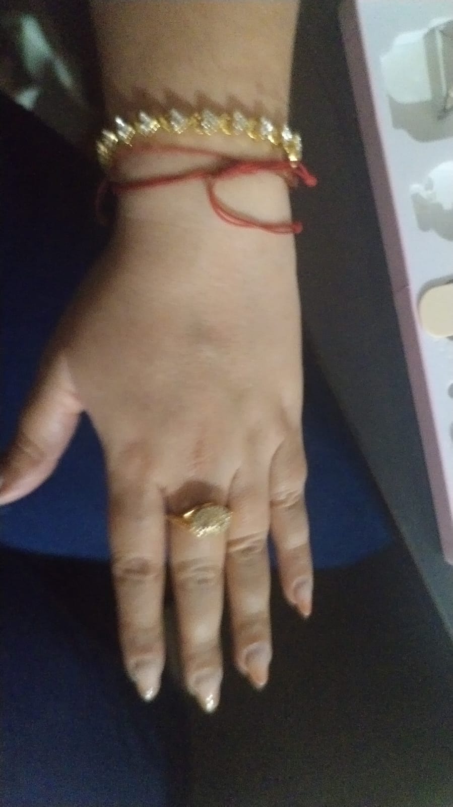 Accesorios dorados recibidos por Zaira Rey